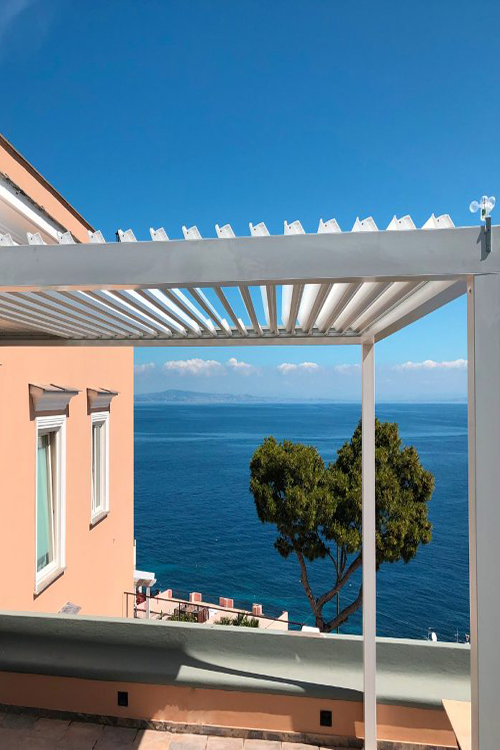 Pérgola bioclimática con lamas orientables en un espacio exterior
