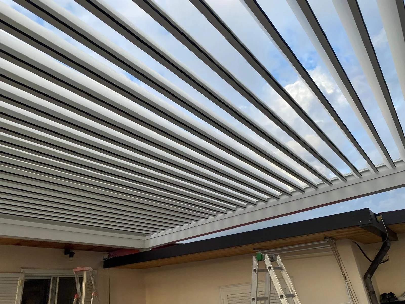 Pérgola con lamas orientables sobre una terraza
