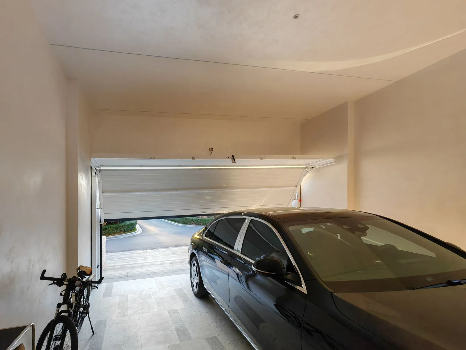 Vista interior de puerta Overlap abierta en un garaje