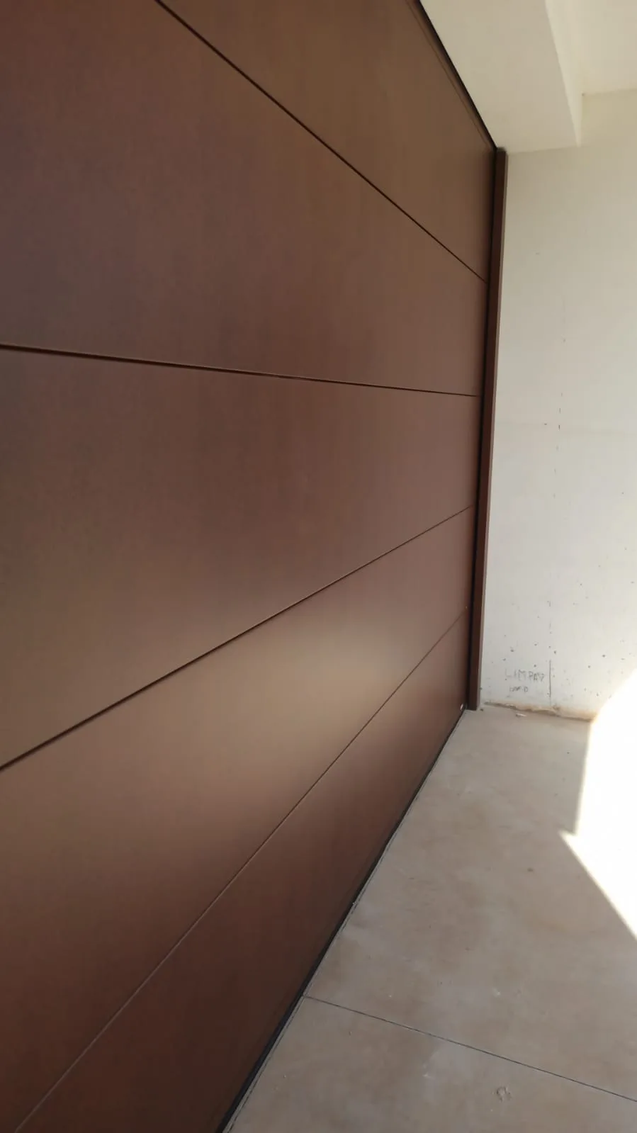 Detalle de puerta seccional con acabado de aspecto corten