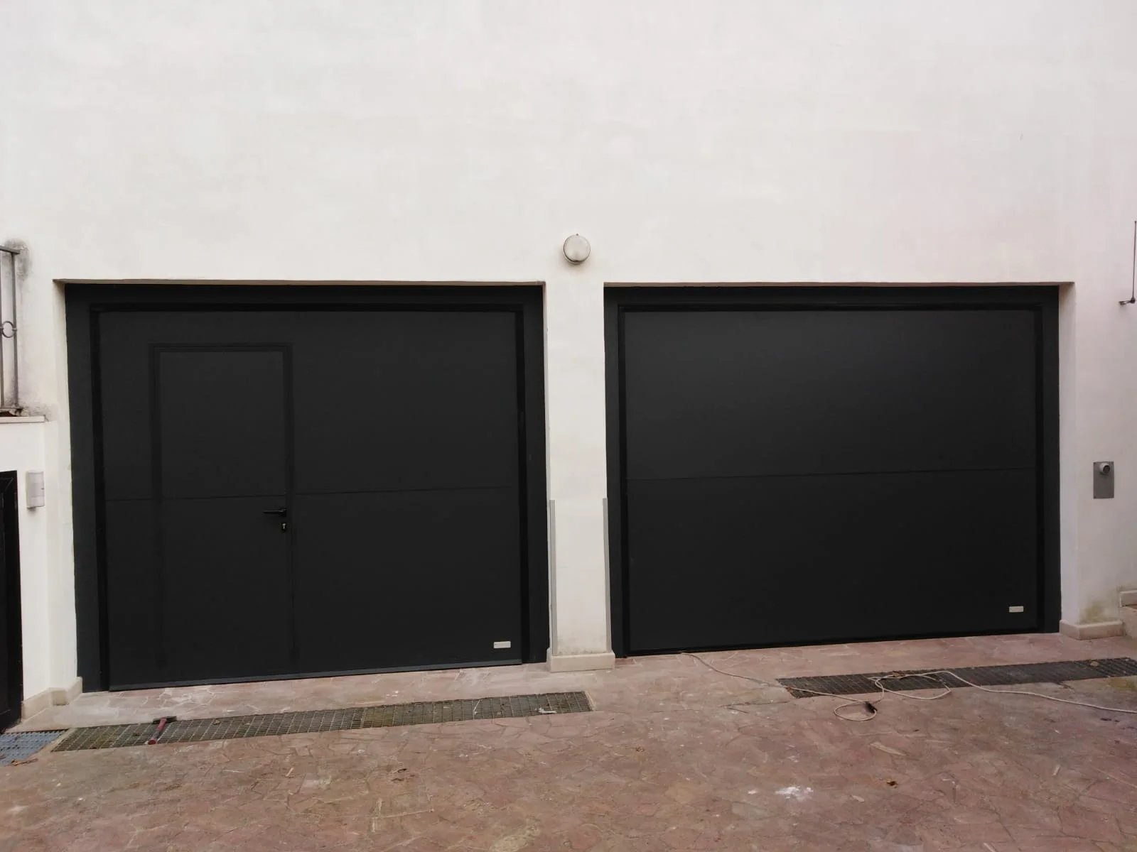 Puertas OverBas oscuras con paso peatonal integrado